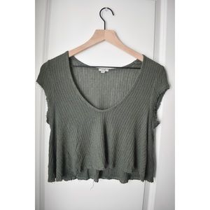 Knit cropped top.